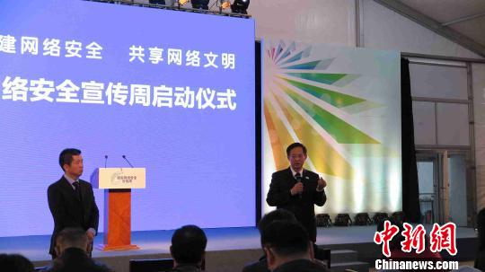 中央网信办网络安全协调局局长赵泽良接受记者采访。 刘育英 摄